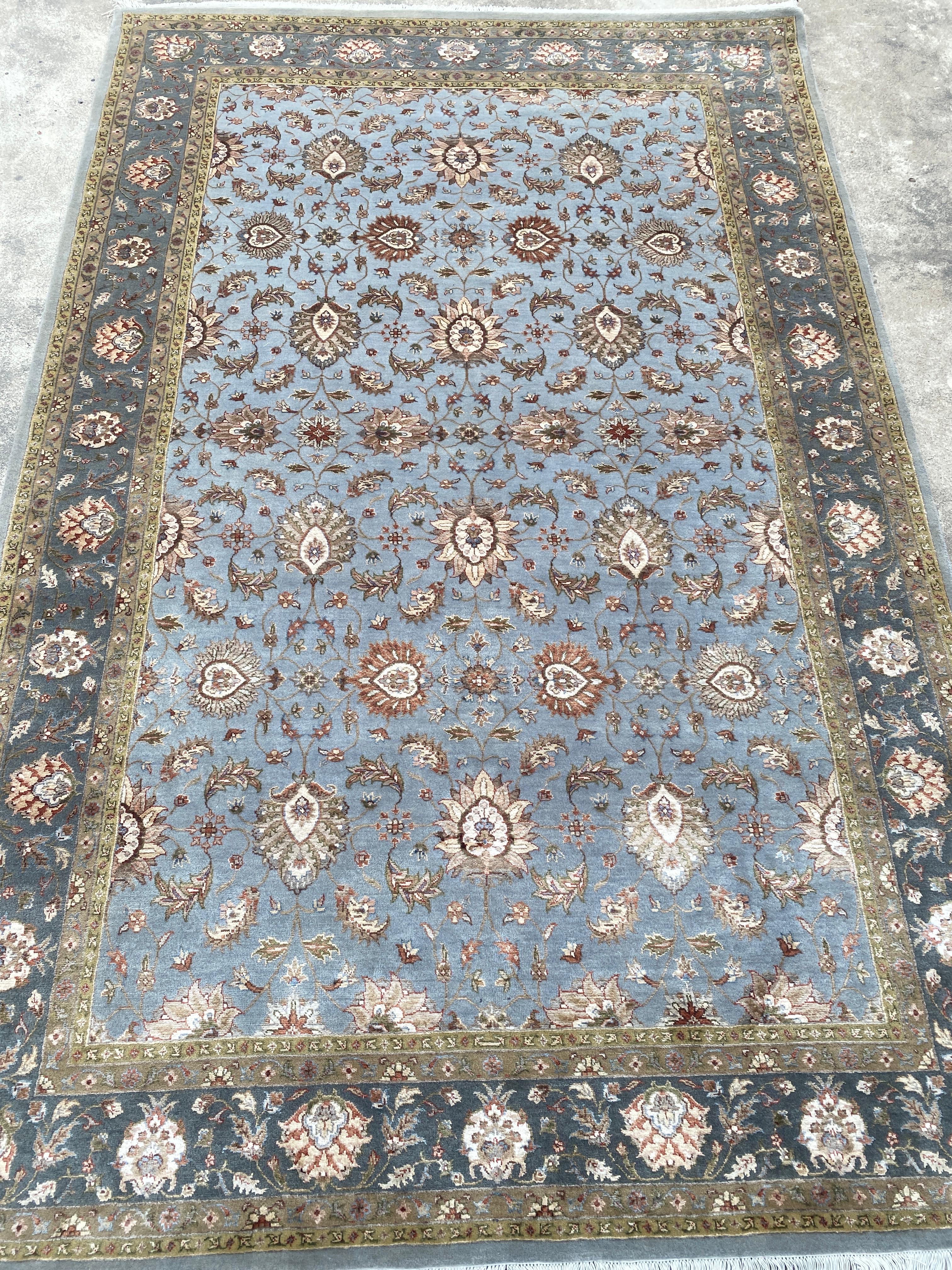 Crescentz carpet
