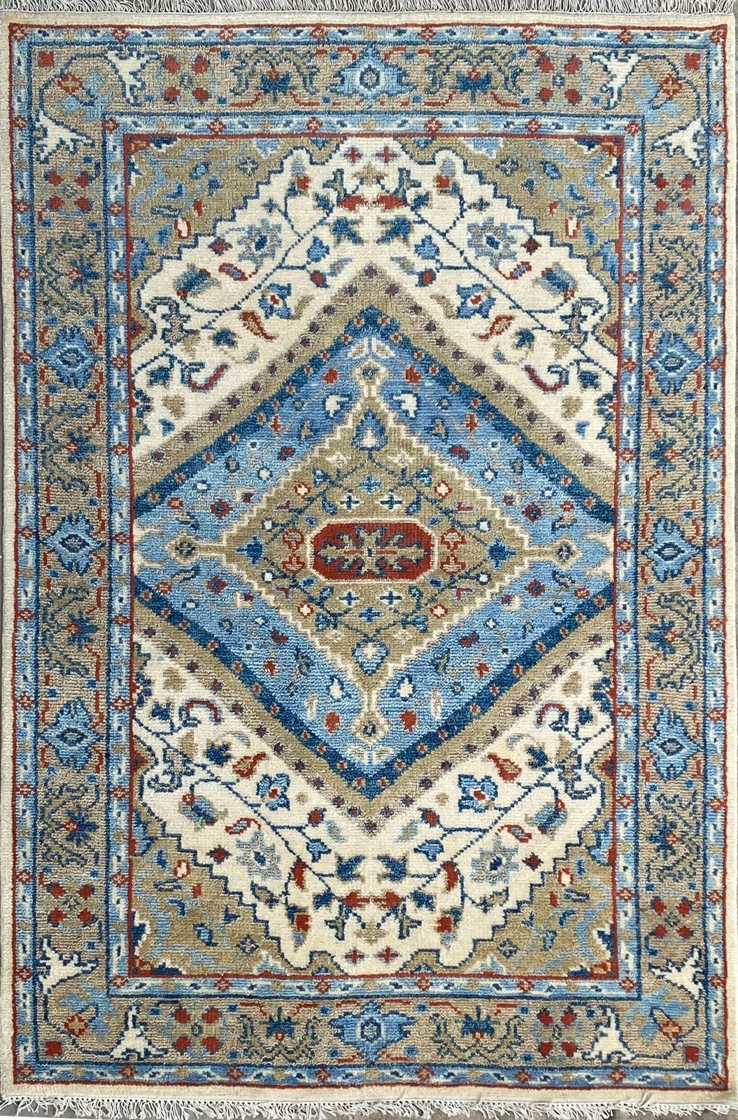 Crescentz carpet