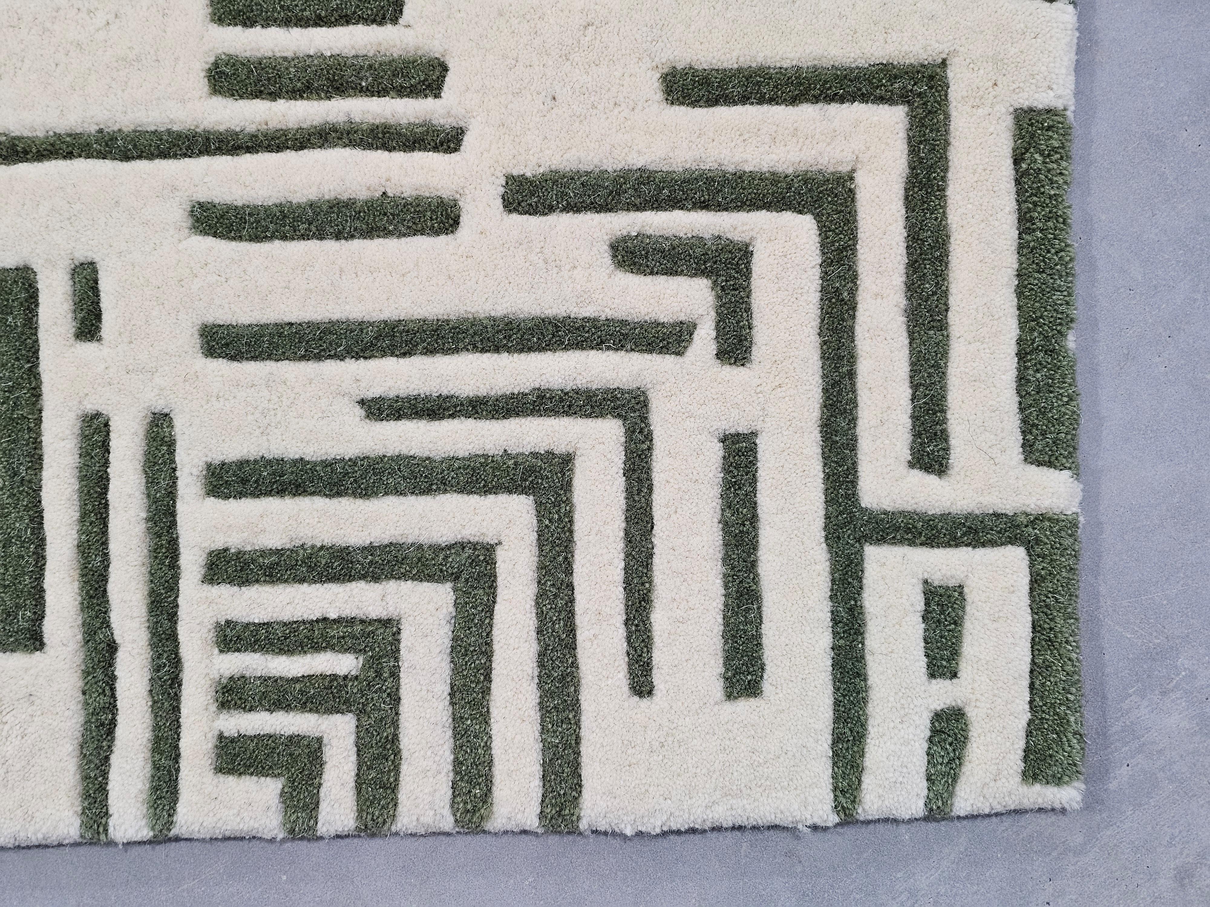 Crescentz carpet